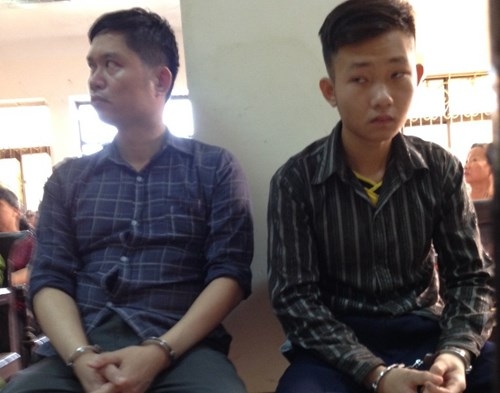 
	
	Bị cáo Nguyễn Mạnh Tường (trái) và Đào Quang Khánh (cựu nhân viên bảo vệ Thẩm mĩ viện Cát Tường) tại tòa.