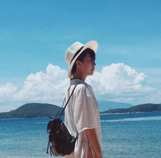 
	
	Quỳnh Anh Shyn với tông trắng nhẹ nhàng trước bầu trời và bãi biển xanh ngắt tuyệt đẹp của Nha Trang.