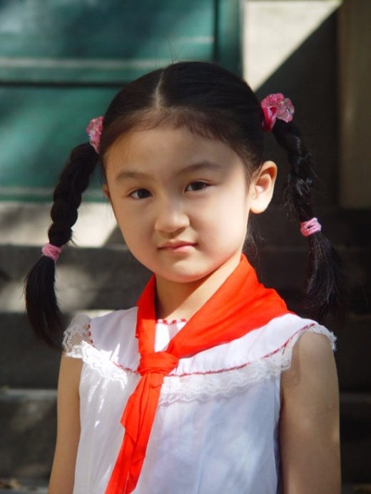 
	
	Sinh năm 2001, Lục Tử Nghệ đóng phim từ khi lên 4 tuổi và nhanh chóng vươn lên hàng ngôi sao nhí triển vọng trên màn ảnh Hoa ngữ. Cô bé không chỉ chinh phục cảm tình khán giả bởi lối diễn xuất tự nhiên mà còn nhờ gương mặt xinh xắn, đáng yêu.