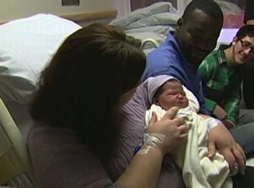 
	
	Tại bệnh viện United Hospital ở St. Paul, một phụ nữ có tên Amy Zeller ở Minnesota, Mỹ đã sinh con chính xác vào lúc 1 giờ 11 phút sáng ngày 11/01/2011. Bé gái có tên Flora Mensah. (Ảnh: Internet)