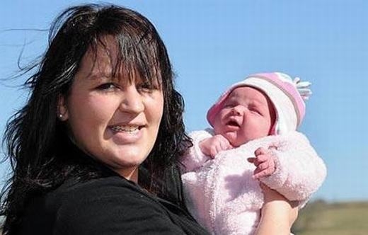 
	
	Một câu chuyện hi hữu xảy ra với Belinda Waite, 21 tuổi. Cô đã được đưa tới bệnh viện địa phương nhiều lần trong suốt 9 tháng và được thông báo mắc phải Hội chứng ruột kích thích (IBS) nghiêm trọng và bệnh gút. Nhưng thực tế, Belinda mang thai và đến tận 3 giờ sau khi sinh, cô mới biết sự tồn tại của đứa con. (Ảnh: Internet)