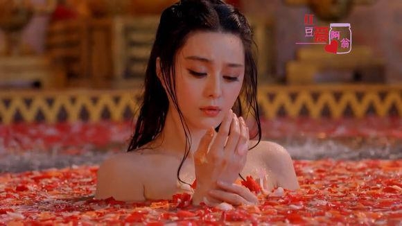 
	
	Nhân vật Trịnh Uyển Ngôn do Trương Định Hàm thủ vai trong Võ Mị Nương Truyền Kì có cảnh tắm giống hệt Võ Mị Nương của Phạm Băng Băng. 
