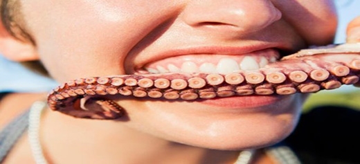 
	
	Một người phụ nữ 63 tuổi người Hàn Quốc sau khi ăn món mực tái đã cảm thấy có thứ gì đó lan rộng khắp miệng.