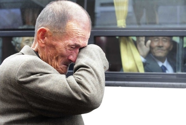 
	
	Hai anh em, người ở Triều Tiên, người ở Hàn Quốc sau hàng chục năm cách trở đã được đoàn tụ. Trong ảnh là giây phút chia ly của hai người.