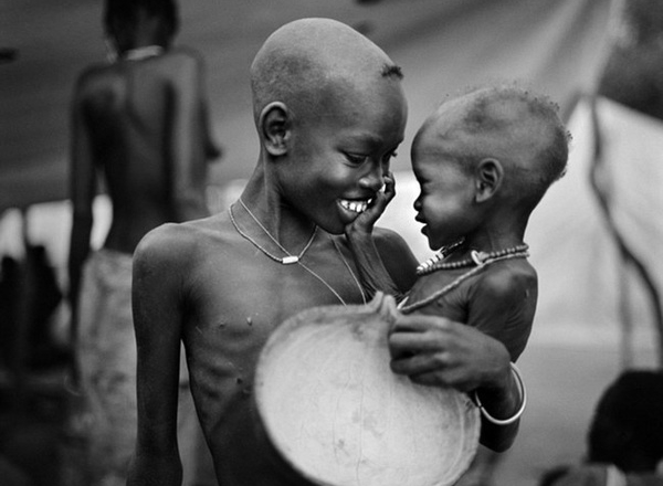 
	
	Nụ cười hạnh phúc của hai anh em da đen.
