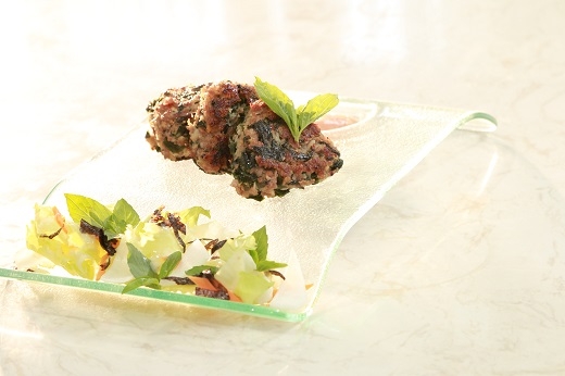 
	
	Món ăn bò nướng rong biển được trang trí bắt mắt và trông rất ngon.