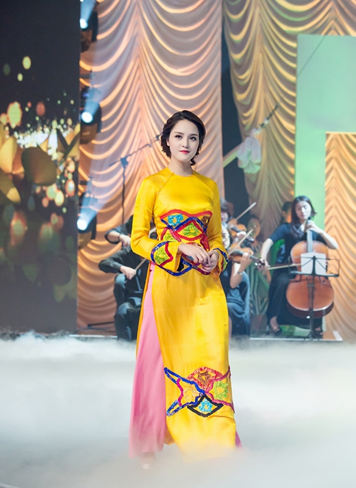 
Trong một màn trình diễn khác, Á hậu Việt Nam 2012 mang đến sự e ấp, điệu đà trong tà áo dài truyền thống. - Tin sao Viet - Tin tuc sao Viet - Scandal sao Viet - Tin tuc cua Sao - Tin cua Sao