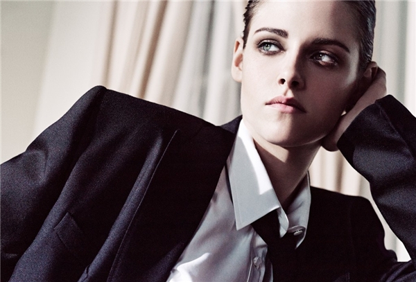 
Kristen Stewart quyến rũ không khác gì một chàng trai thực thụ trong bộ vest truyền thống cùng cà vạt.
