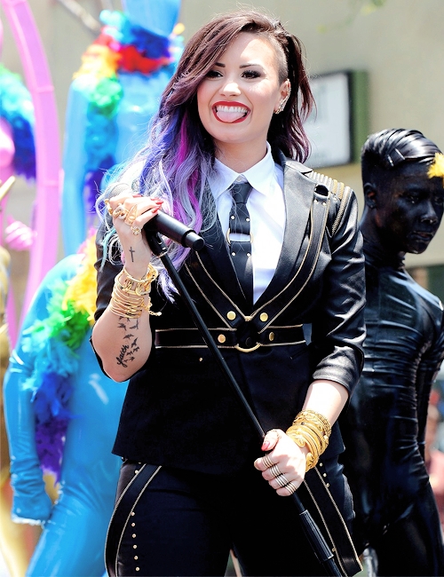 
Demi Lovato luôn được biết đến là nữ ca sĩ có phong cách mạnh mẽ, không có gì quá ngạc nhiên khi cô nàng trông hoàn hảo với bộ vest cách điệu này.