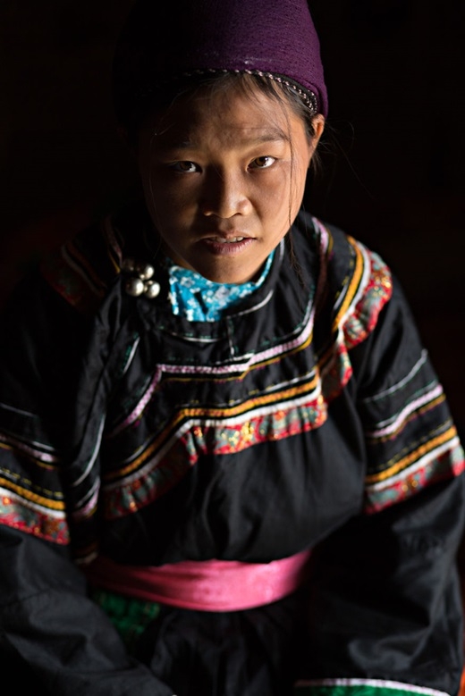 
Thịnh Thi Giáo - cô gái 22 tuổi người dân tộc Cờ Lao Xanh. Cô và cả gia đình đều vô cùng tự hào được mặc trang phục truyền thống của dân tộc mình. (Ảnh: Rehahn)