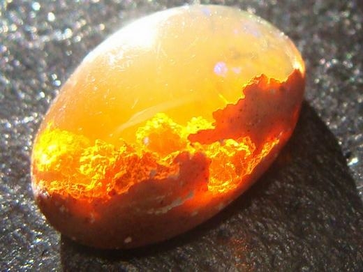 
Viên đá opal có màu giống như hoàng hôn. (Ảnh: Internet)
