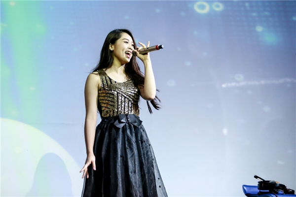 
Cô em út của Vietnam Idol 2015 Khánh Tiên khoe giọng hát trong trẻo, hồn nhiên. - Tin sao Viet - Tin tuc sao Viet - Scandal sao Viet - Tin tuc cua Sao - Tin cua Sao
