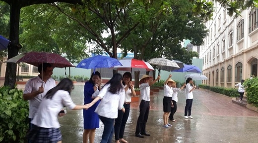 
Thầy cô giáo ai nấy đều vui vẻ che chắn cho học trò dù là phải đứng dưới cơn mưa. (Ảnh: cô Nguyễn Thị Thanh Nhàn).