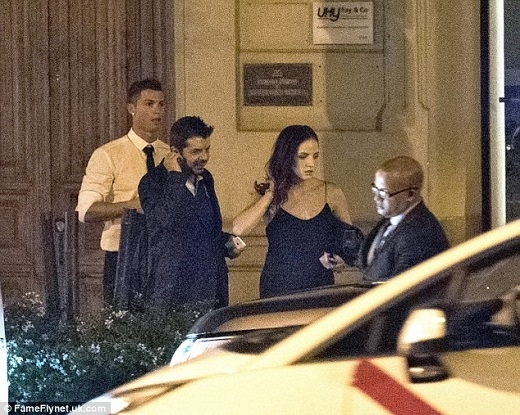 
Cánh paparazzi tại Tây Ban Nha bắt gặp Cristiano Ronaldo đi ăn tối cùng người đẹp bí ẩn tại một nhà hàng ở Madrid hôm 17/9 vừa qua. Đi cùng CR7 và cô gái là trợ lí của cựu ngôi sao Manchester United. 