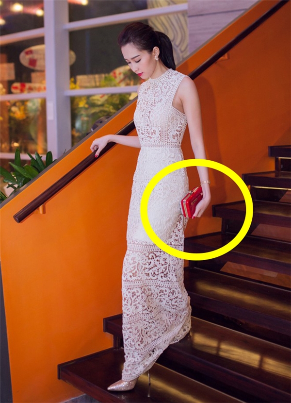 
Cô diện chiếc váy dài tông trắng chất liệu ren xuyên thấu. Đây cũng là lần đầu tiên Hoa hậu Việt Nam 2012 chịu hở bạo đến như vậy. Tuy nhiên, hình ảnh này vẫn giúp cô tỏa sáng và ghi điểm tuyệt đối.