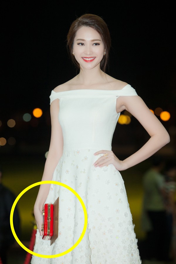 
Trước đó, đến với đêm tiệc thời trang do Lý Nhã Kỳ tổ chức, Đặng Thu Thảo chọn chiếc váy trắng xòe trễ vai khá gợi cảm. Chiếc clutch đỏ đi kèm càng giúp cô thêm nổi bật.
