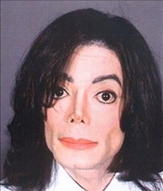 
Hình ảnh trông như đang cười vì khuôn mặt bị phẫu thuật thẩm mĩ quá lố của ông hoàng nhạc pop. Michael Jackson bị bắt vào tháng 11/2003 bởi tội gạ gẫm trẻ em.