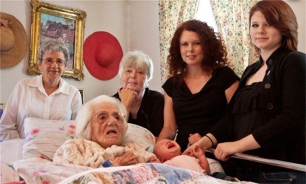 
6 thế hệ trong cùng 1 bức ảnh: từ cụ già 111 tuổi đến đứa bé 7 tháng tuổi.