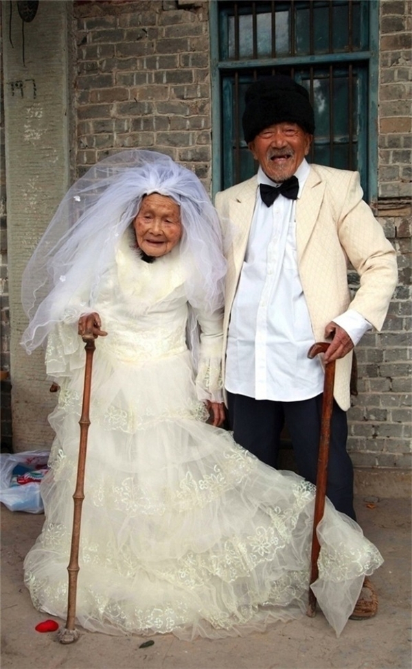 
Cặp vợ chồng già này đã kết hôn cách đây 88 năm nhưng không hề có đồ cưới hay bức ảnh cưới nào. Cuối cùng, hai ông bà cũng đạt được ước mơ của mình sau nhiều thập kỷ chung sống.