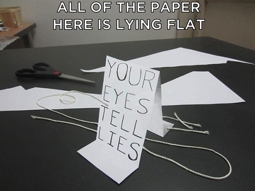 
Các bạn có tin là tờ giấy này đang nằm trên mặt phẳng hoàn toàn không? (Ảnh: Internet)