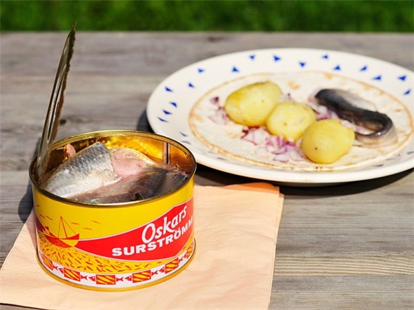 Surströmming (Thụy Điển): Món cá trích thối thách thức ngay cả những người can đảm nhất. Mùi của món Surströmming khó ngửi tới mức mọi người phải đem hộp cá ra ngoài trời mới dám mở. Ảnh: CNTraveler.