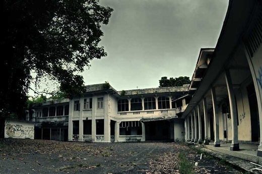 
Bệnh viện Changi cũ chỉ còn là một tòa nhà hoang, cũ kĩ và âm u. (Nguồn: Internet)