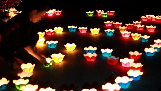 
Ngay giữa Sài Gòn đông đúc và nhộn nhịp vẫn có lễ hội thả đèn hoa đăng cực lãng mạn và ý nghĩa. (Nguồn: Internet)