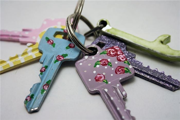 
Sơn toàn bộ chìa khóa bằng nhũ móng tay và vẽ họa tiết trên thân chìa khóa. 