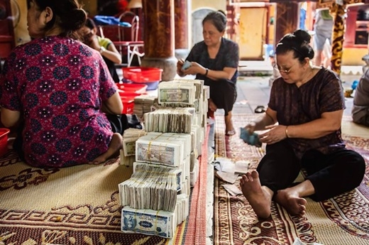 
Đếm tiền từ thiện ở chùa Bạch Mã, Hà Nội. (Nguồn: Matador Network)