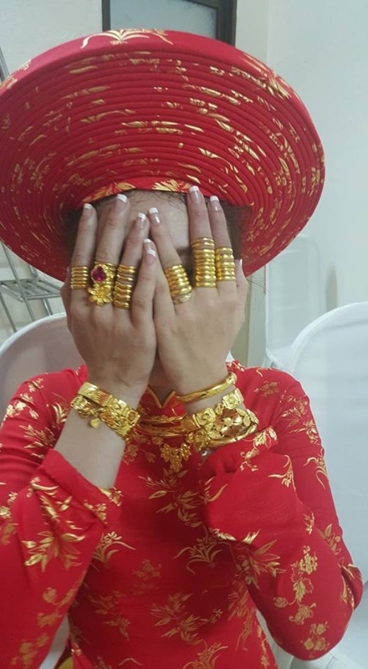 
Cô dâu Quảng Nam với hai tay đầy vàng. (Nguồn: Internet)