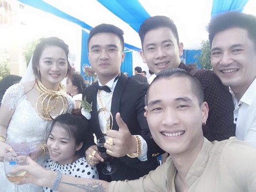 
Không phải ai xa lạ, chú rể của đám cưới này chính là anh trai của cô dâu T. Dung trong đám cưới vàng ở Hương Sơn cách đây một năm. (Nguồn: Internet)