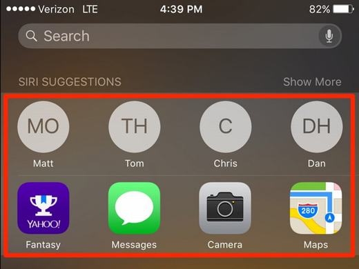 
Siri cũng có thể đưa ra những gợi ý về người mà bạn muốn liên hệ hay ứng dụng mà bạn muốn sử dụng. Nếu như bạn vuốt tay sang bên trái của màn hình Home, bạn sẽ nhìn thấy một danh sách các contact và ứng dụng được gợi ý. Dường như những lựa chọn này được tổng hợp dựa trên danh sách những người bạn nhắn tin/gọi điện thường xuyên nhất hoặc những ứng dụng bạn mở nhiều nhất.