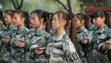 
Theo Nhân dân nhật báo, khóa huấn luyện quân sự này được mở ra tại một trường đại học tỉnh Hà Nam (Trung Quốc) nhằm cai nghiện smartphone cho các sinh viên.