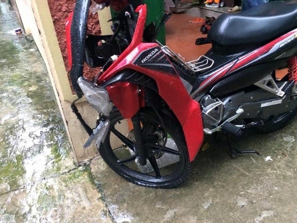 
Chiếc xe gắn máy bị hư hỏng nặng khiến Toản rất khó dắt về nhà trong thời tiết mưa to, đường ngập. Rất may anh đã nhận được sự giúp đỡ của nhiều người tốt. (Ảnh FB)