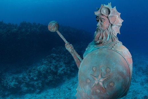
Tượng vệ thần của Rạn san hô, đảo Grand Cayman: Nancy Easterbrook, người đã đặt bức tượng này dưới biển, khẳng định nếu bạn dành cho tượng một nụ hôn, bạn sẽ gặp nhiều may mắn. Ảnh: Chris Parsons.