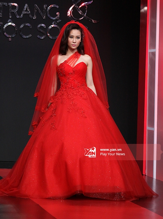 
Sắc đỏ quyến rũ, nồng nàn - tông màu truyền thống cho chiếc váy cưới của cô dâu.