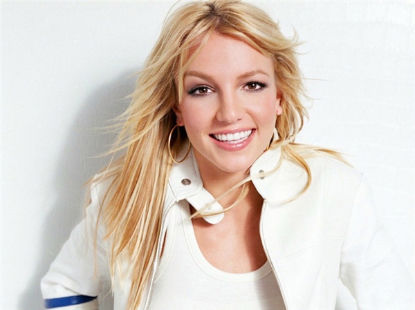 
Năm 2010, Britney Spears đã bị vệ sĩ riêng Fernando Flores đệ đơn kiện vì tội cố tình quấy rối tình dục. Theo đó, Flores cáo buộc Brit từng nude trước mặt và đề nghị anh “lên giường” nhiều lần. Chàng vệ sĩ buộc phải thôi việc sau khi thấy thân chủ thường xuyên "lượn lờ" trước mặt khi không có mảnh vải che thân, và làm nhiều hành động khiêu khích.