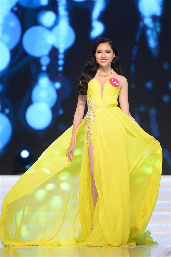 
Đặng Dương Thanh Thanh Huyền cũng chọn kiểu váy xẻ tà nhưng với chi tiết cúp ngực cùng tông vàng sậm ấm áp, nổi bật.