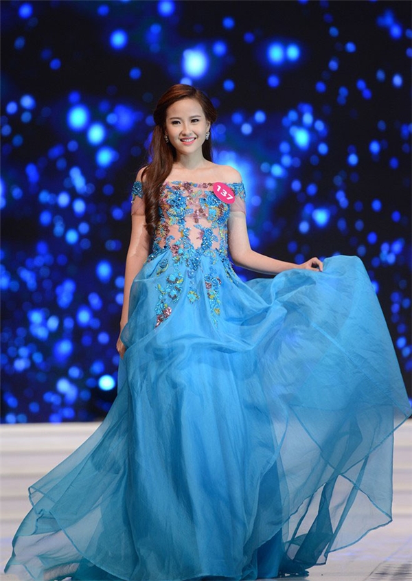 
Đỗ Trần Khánh Ngân nhẹ nhàng với váy voan tông xanh dịu mát. Cô là thí sinh cuối cùng được gọi tên vào top 45 chung kết Hoa hậu Hoàn vũ Việt Nam 2015.