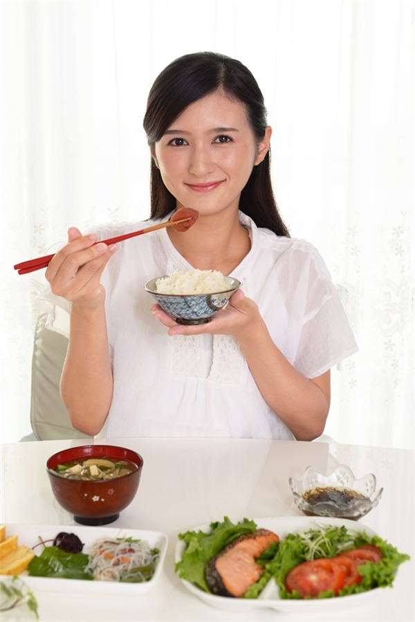 
Thực phẩm lành mạnh và tốt cho sức khỏe là bí quyết trẻ lâu của phụ nữ Nhật.