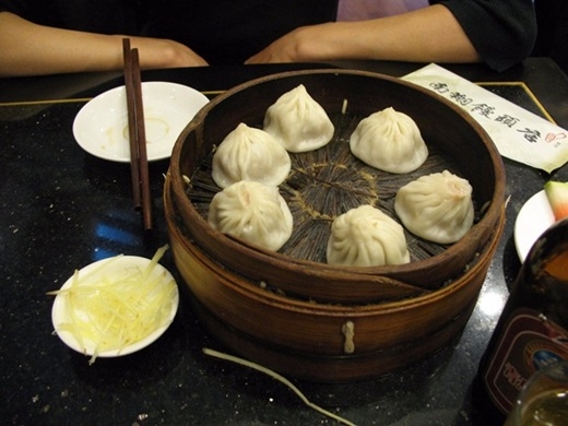 
Tiểu long bao (Trung Quốc): Đây là món ăn phổ biến và nổi tiếng của Trung Quốc, được coi là đặc sản Thượng Hải. Phần nhân thịt thơm phức và nước dùng ngọt ngào bên trong, kết hợp với vỏ bánh mềm khiến du khách ăn mãi không thấy chán.
