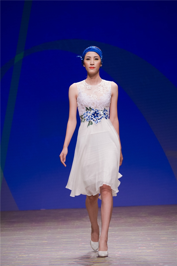 Hoa hậu Ngọc Hân gây ấn tượng với trang phục “bình sứ di động”