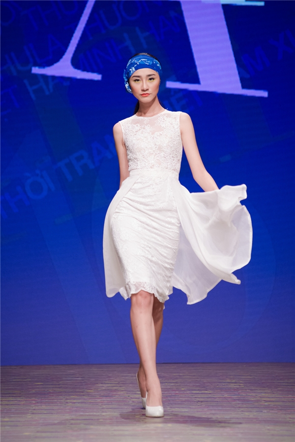 
Những mẫu đầm ôm sát hay dáng váy xòe nhẹ nhàng được Hoa hậu Việt Nam 2010 tích cực lăng xê.