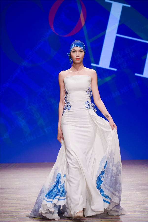 Hoa hậu Ngọc Hân gây ấn tượng với trang phục “bình sứ di động”