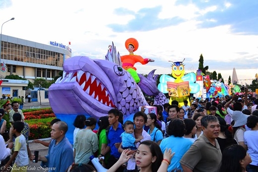 
Khoảng 5 giờ chiều, quảng trường Nguyễn Tất Thành đã đông đúc và tràn ngập sắc màu từ những chiếc lồng đèn lớn. 