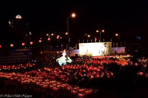 
Rước đèn là một trong số những lễ hội quan trọng và được mong đợi nhất của thành phố Phan Thiết. 