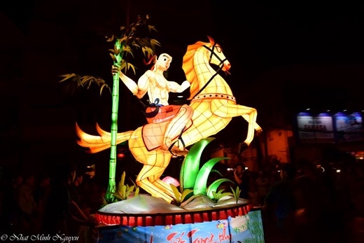 
Lồng đèn lớn hình Thánh Gióng oai vệ trên lưng ngựa sắt....