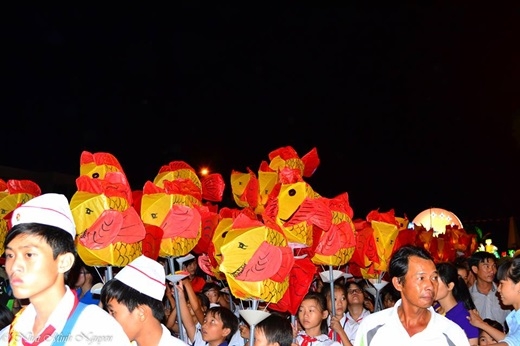 
Lễ hội thu hút rất đông người xem, kể cả dân địa phương và khách du lịch.