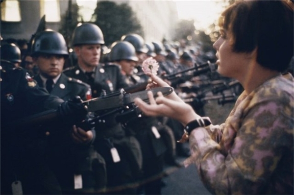 
Cô bé mười bảy tuổi - Jan Rose Kasmir đã tặng bông hoa cho một người lính trong một cuộc biểu tình chống chiến tranh gần Lầu Năm Góc, 1967.