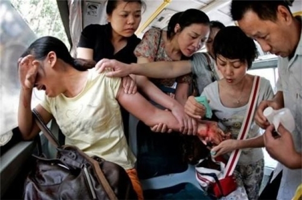 
Trung Quốc: Mọi người xúm lại ngăn cản người phụ nữ định tự tử.